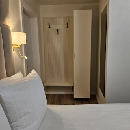 Hotel Queen Рымнику-Вылча Экстерьер фото