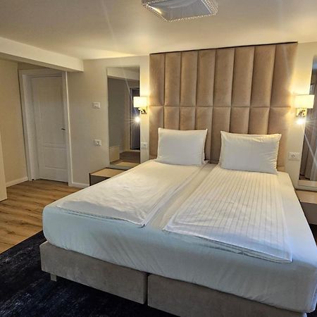 Hotel Queen Рымнику-Вылча Экстерьер фото