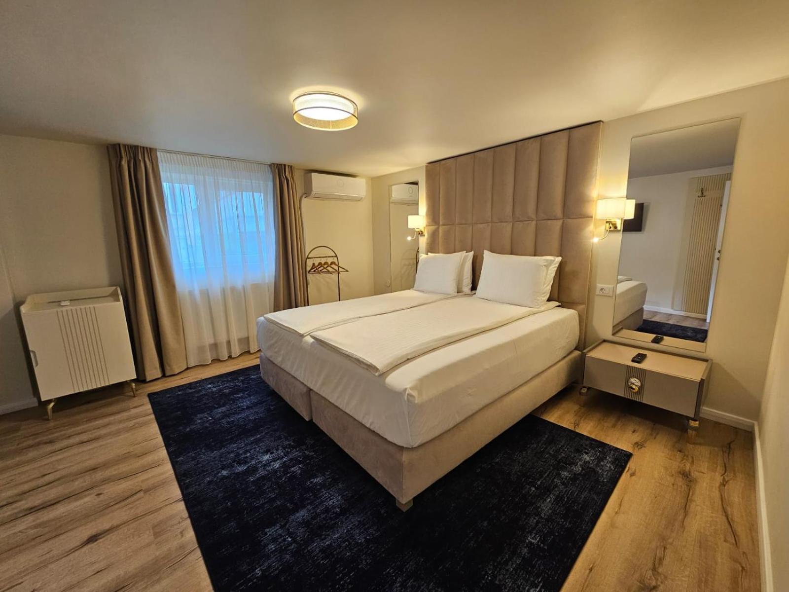 Hotel Queen Рымнику-Вылча Экстерьер фото