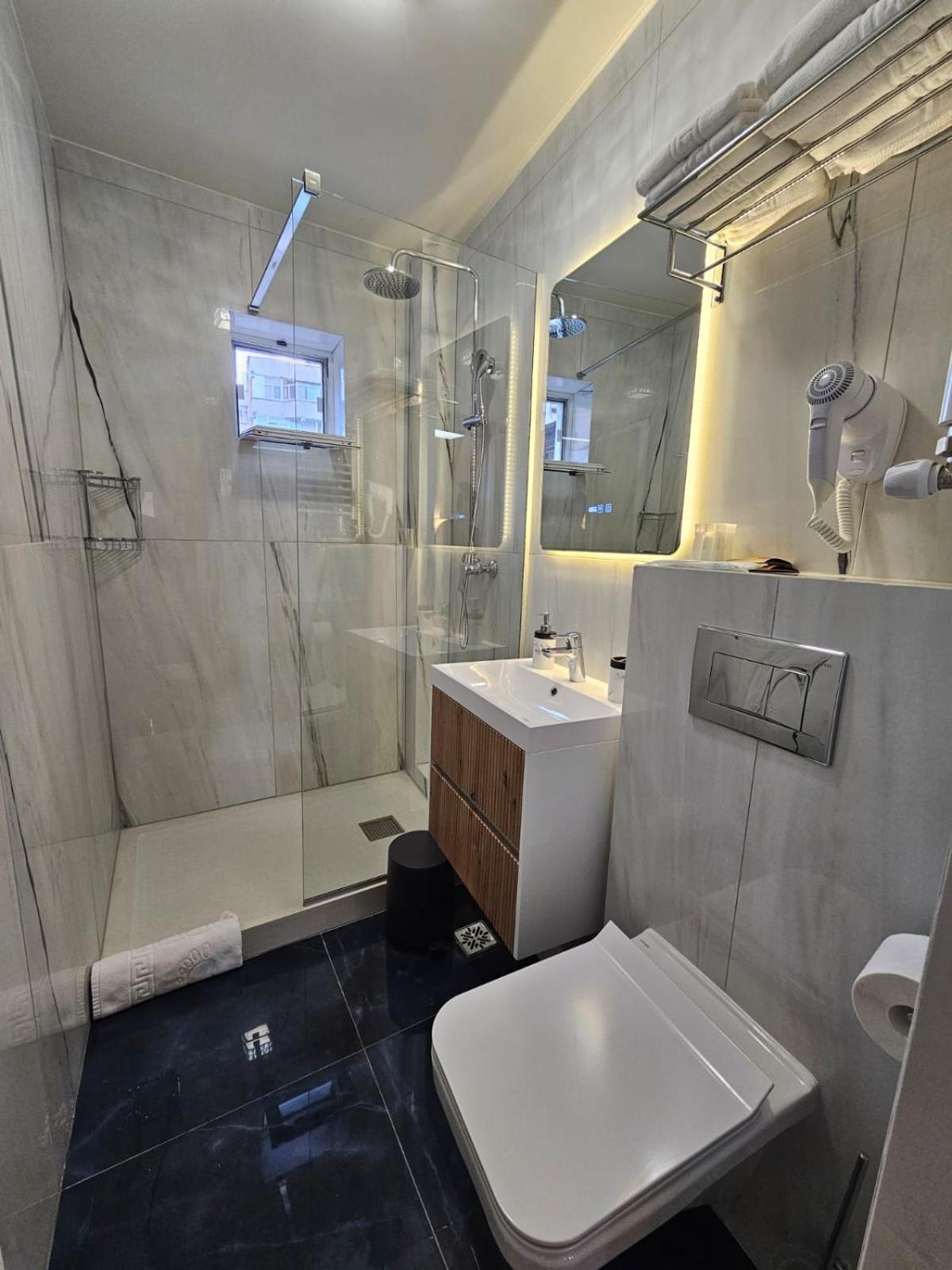 Hotel Queen Рымнику-Вылча Экстерьер фото