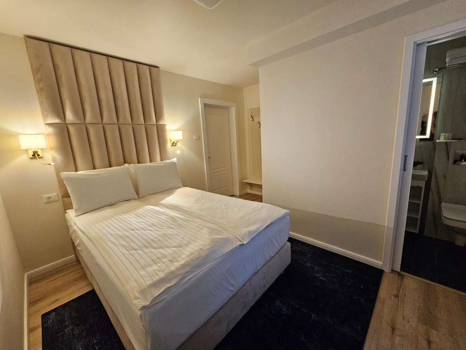 Hotel Queen Рымнику-Вылча Экстерьер фото