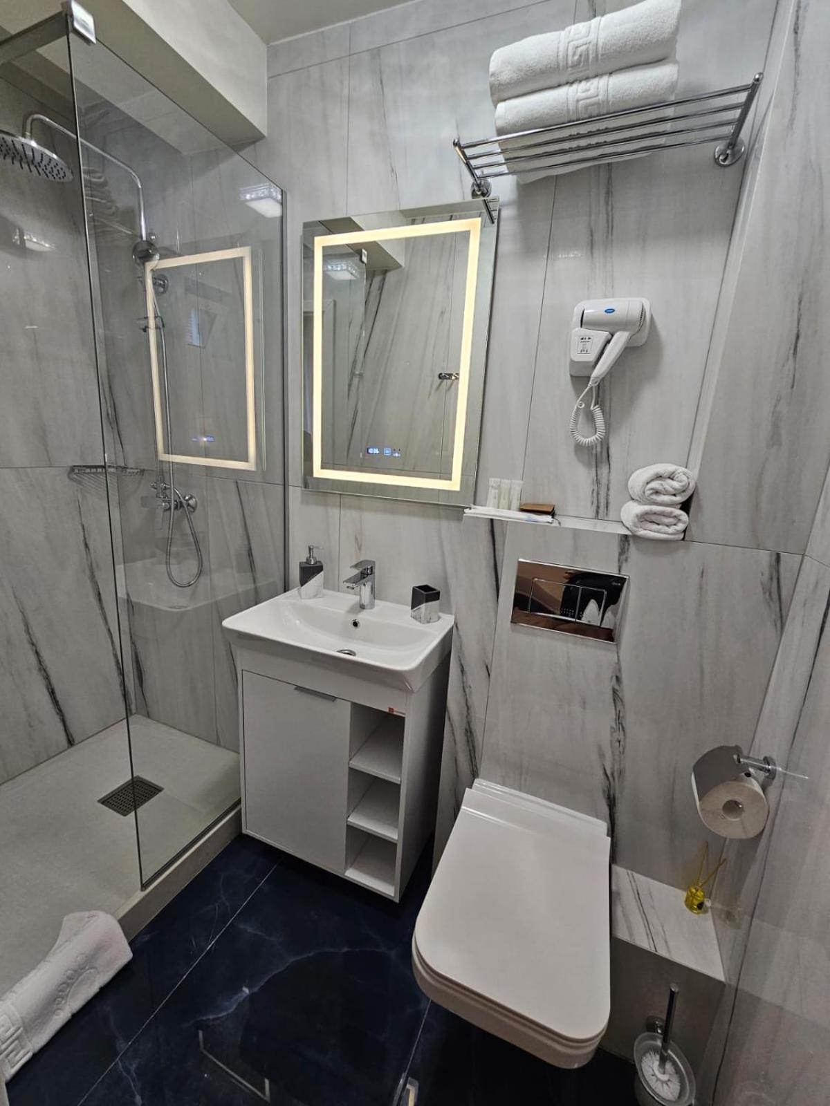 Hotel Queen Рымнику-Вылча Экстерьер фото