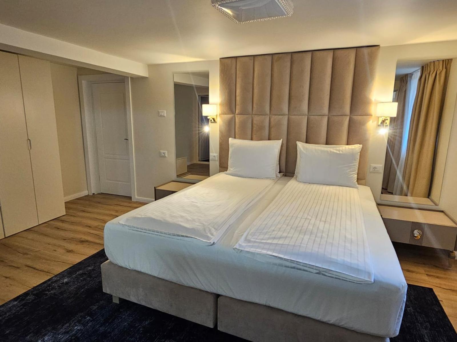 Hotel Queen Рымнику-Вылча Экстерьер фото